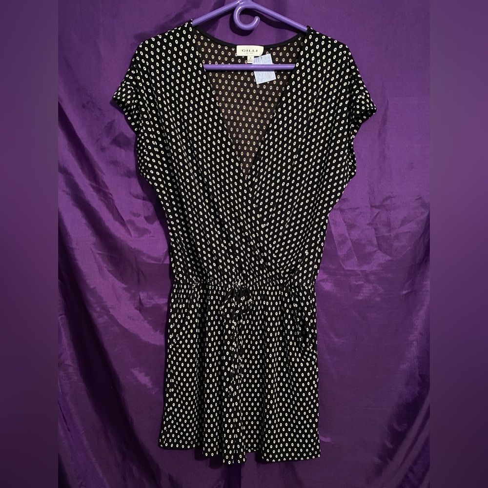 Gilli Black & Cream Dolman Sleeve V-Neck Shorts Romper. Size M.